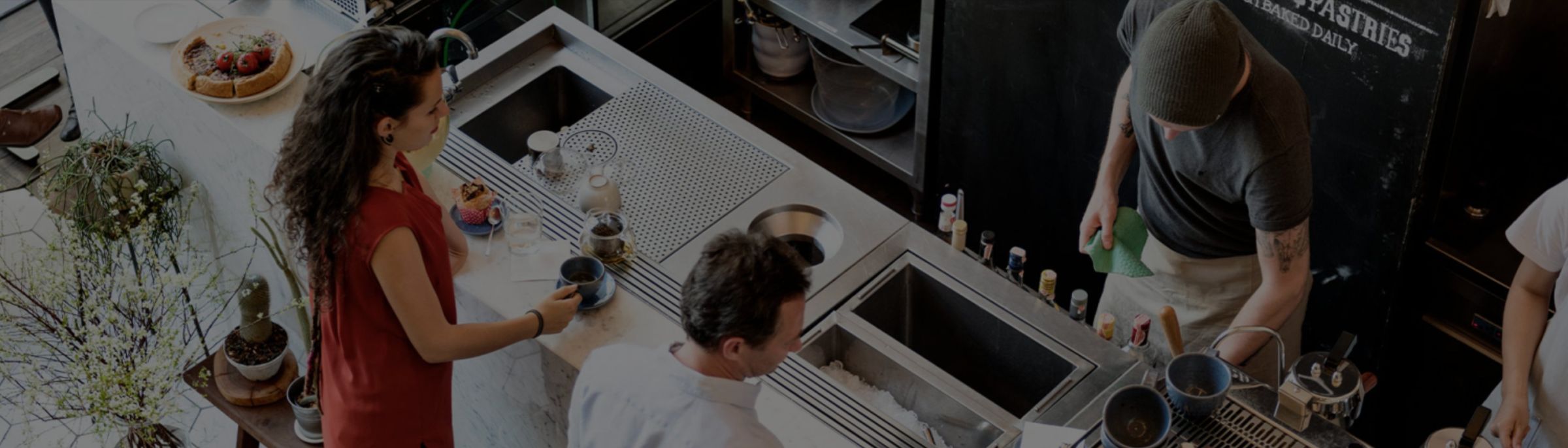 Horecapersoneel aan het werk in een keuken